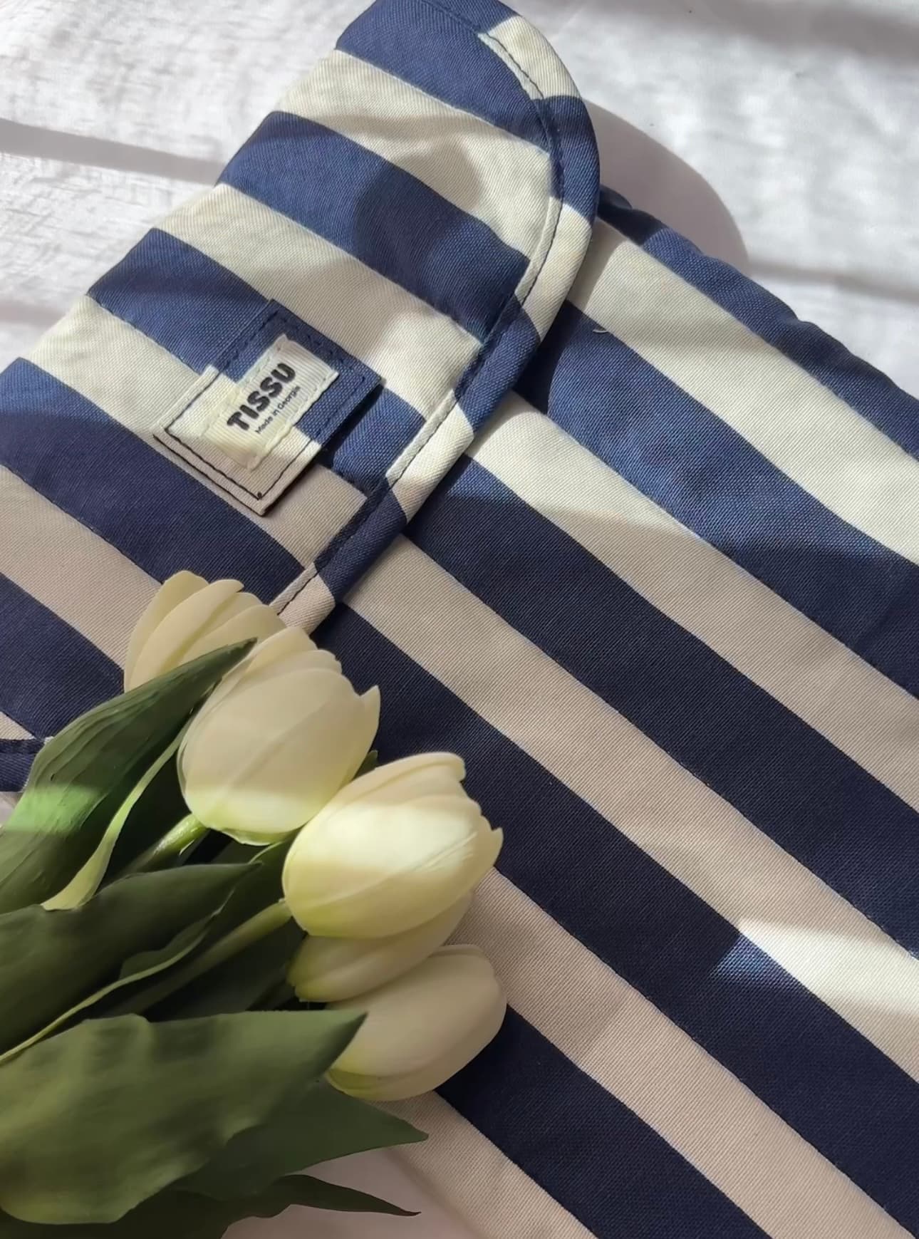 Tissu with strap